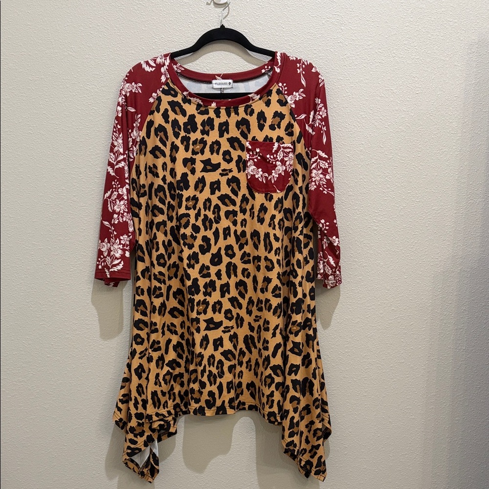Nuggles shark bite hem top, leopard/floral prints, size 2X